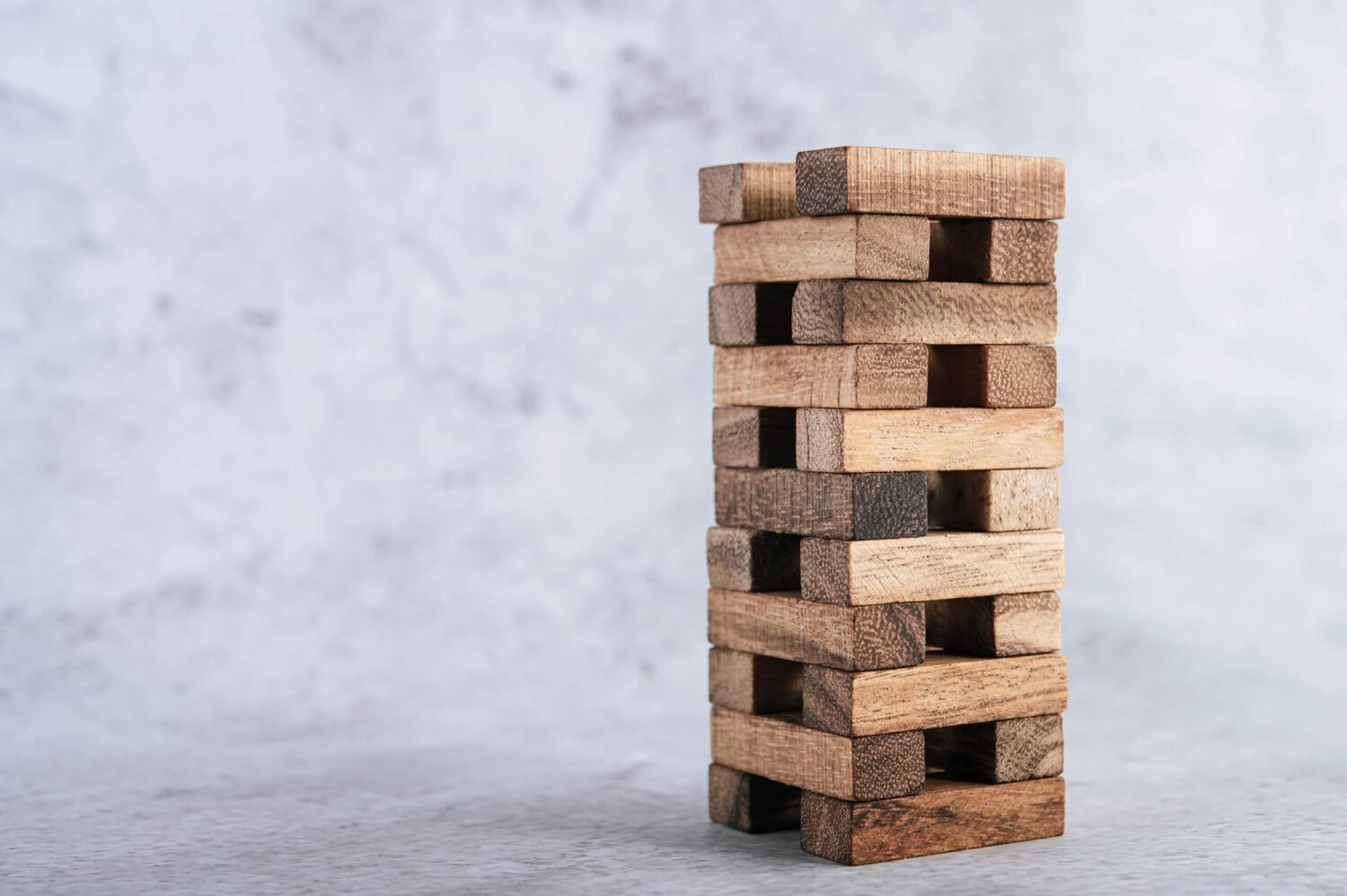 Stapel houten blokken als symbool voor balans, stabiliteit en mentale veerkracht