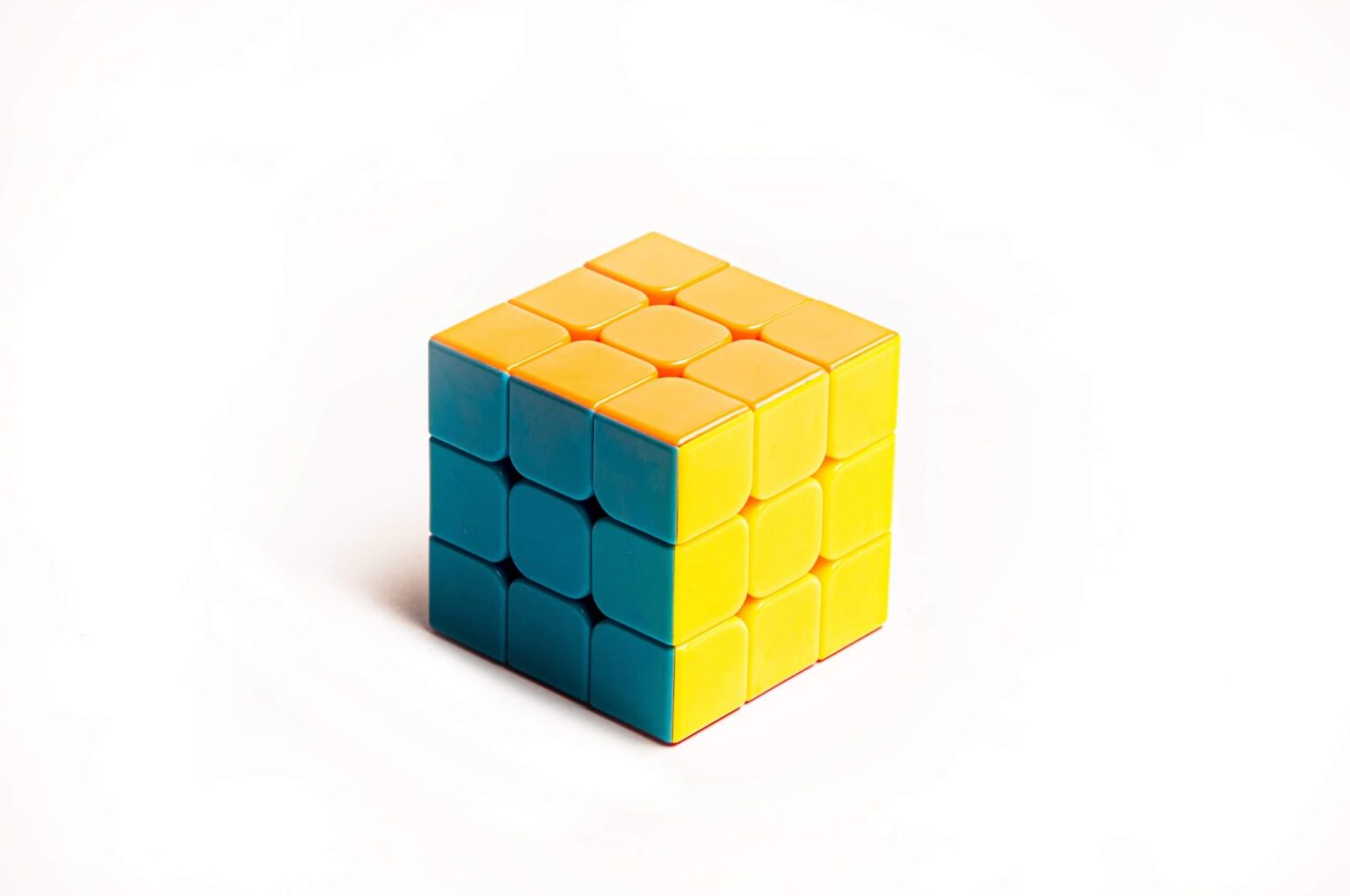 Rubiks kubus als symbool voor complexiteit en het stap voor stap oplossen van problemen