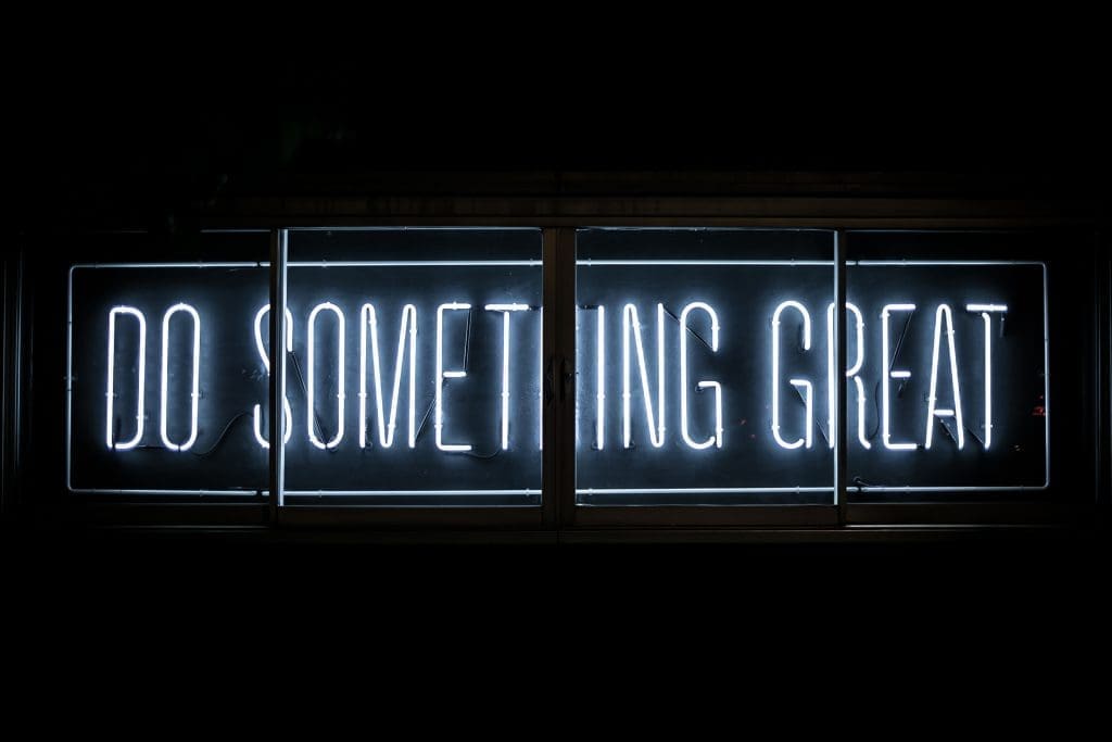 Neonbord met de tekst “Do something great” als symbool voor motivatie en groei