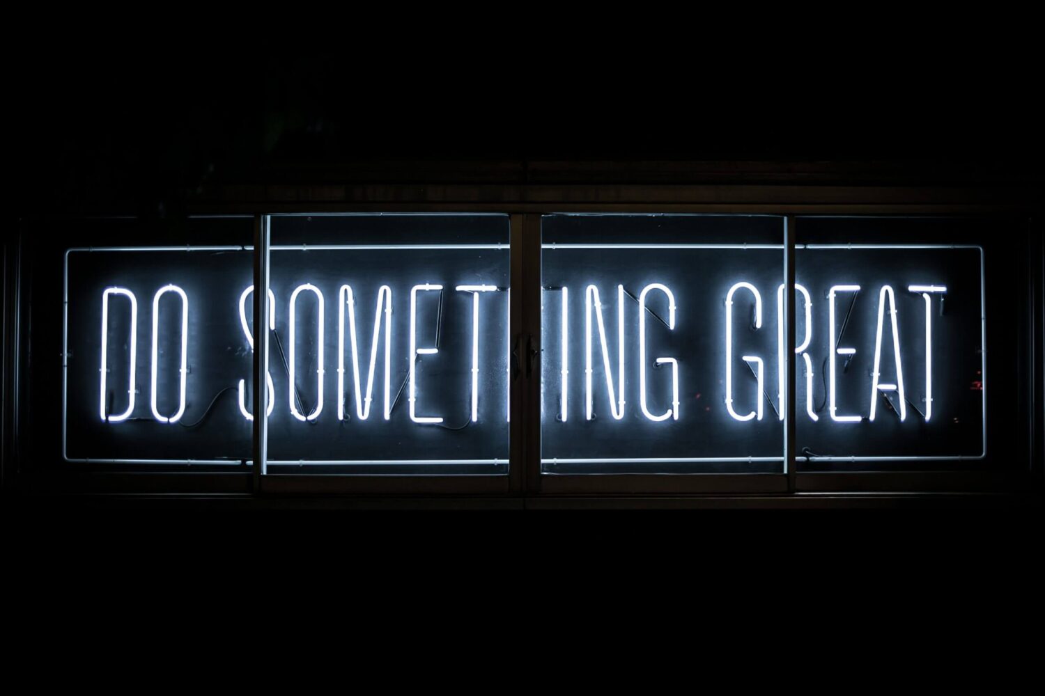 Neonbord met de tekst “Do something great” als symbool voor motivatie en groei
