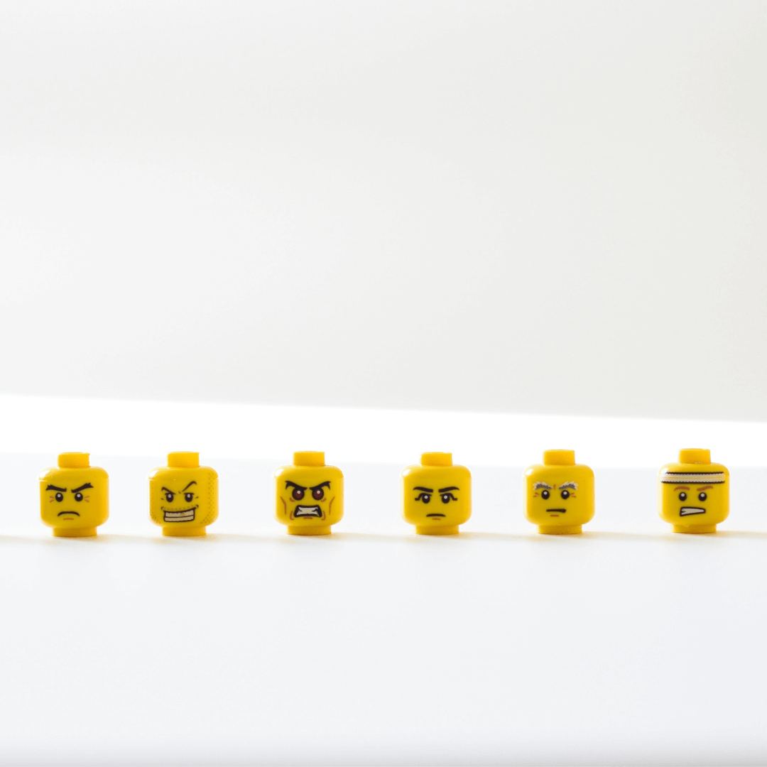 Verschillende gezichtsuitdrukkingen op poppetjes als symbool voor emoties en gevoelenswereld in gesprek met Wouter de Jong
