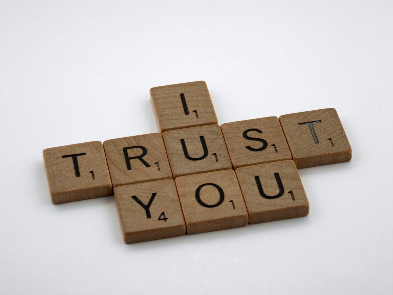 Houten letterblokjes die samen de woorden “I trust you” vormen