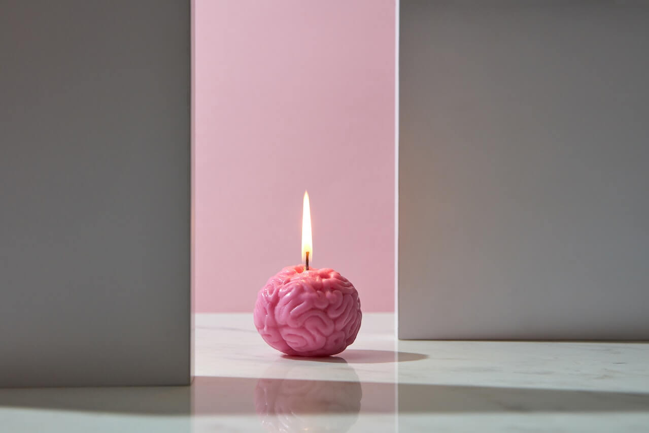 Brandende kaars in vorm van een brein als symbool voor mentale energie
