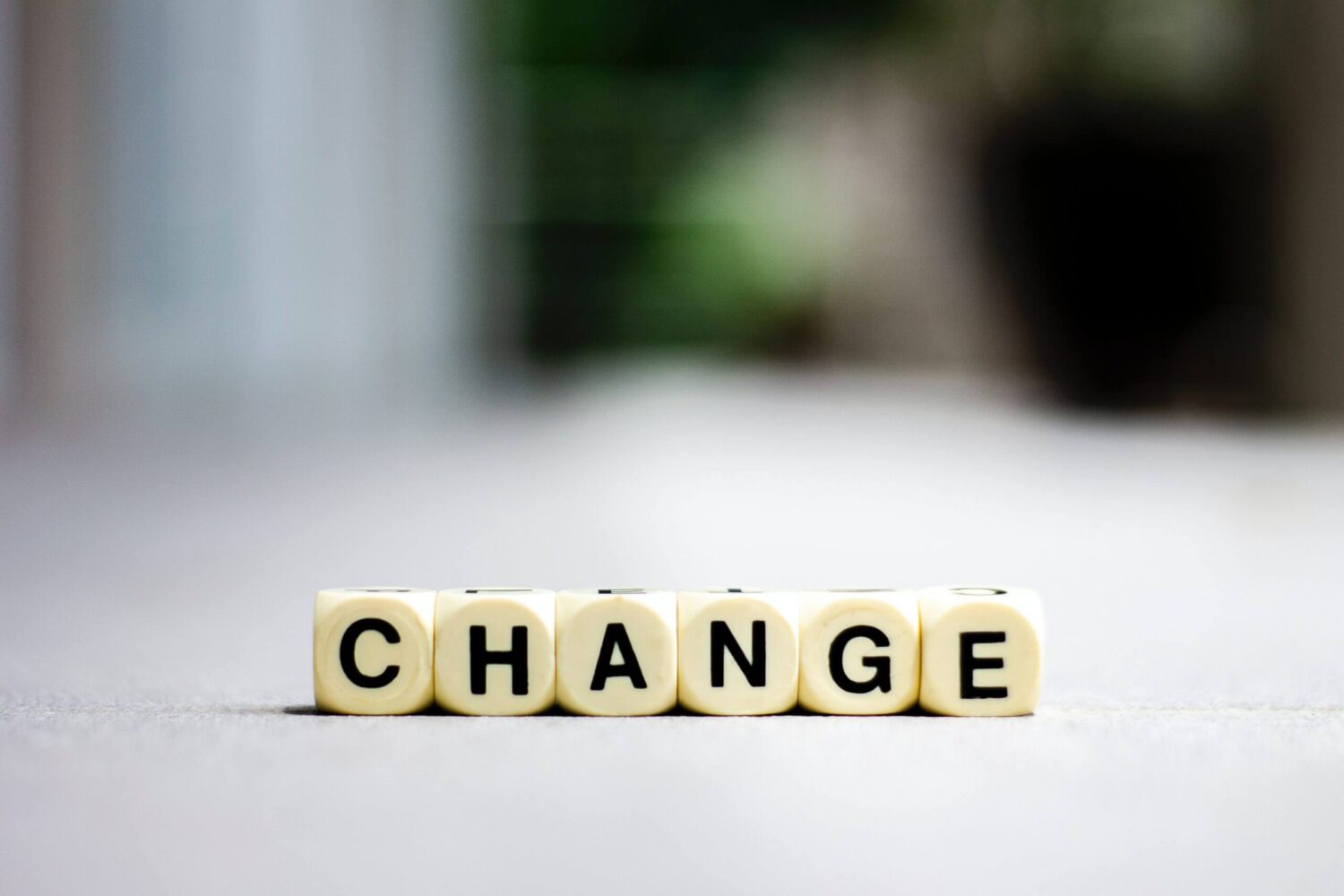 Blokjes met het woord “change” als symbool voor verandering en ontwikkeling