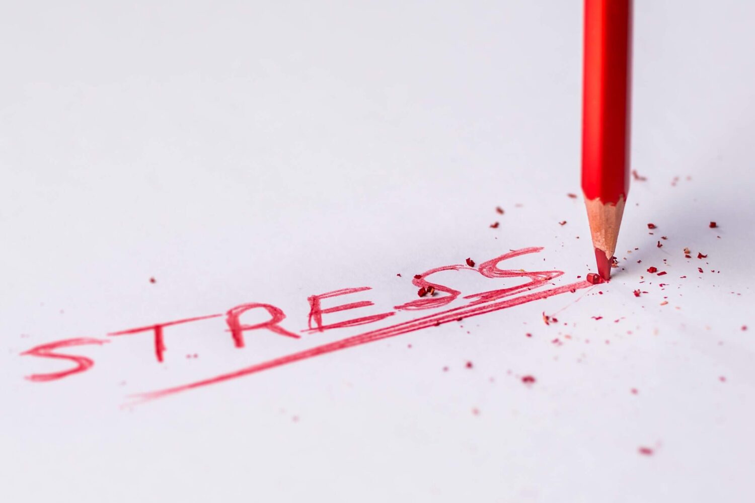 Potlood dat het woord stress onderstreept als symbool voor mentale druk en spanning op de werkvloer