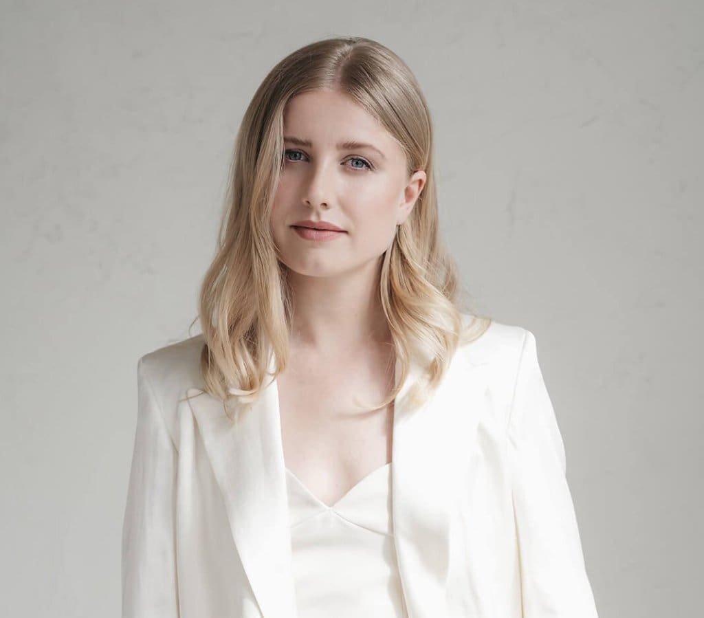 Professionele vrouw in wit portret als coach of adviseur