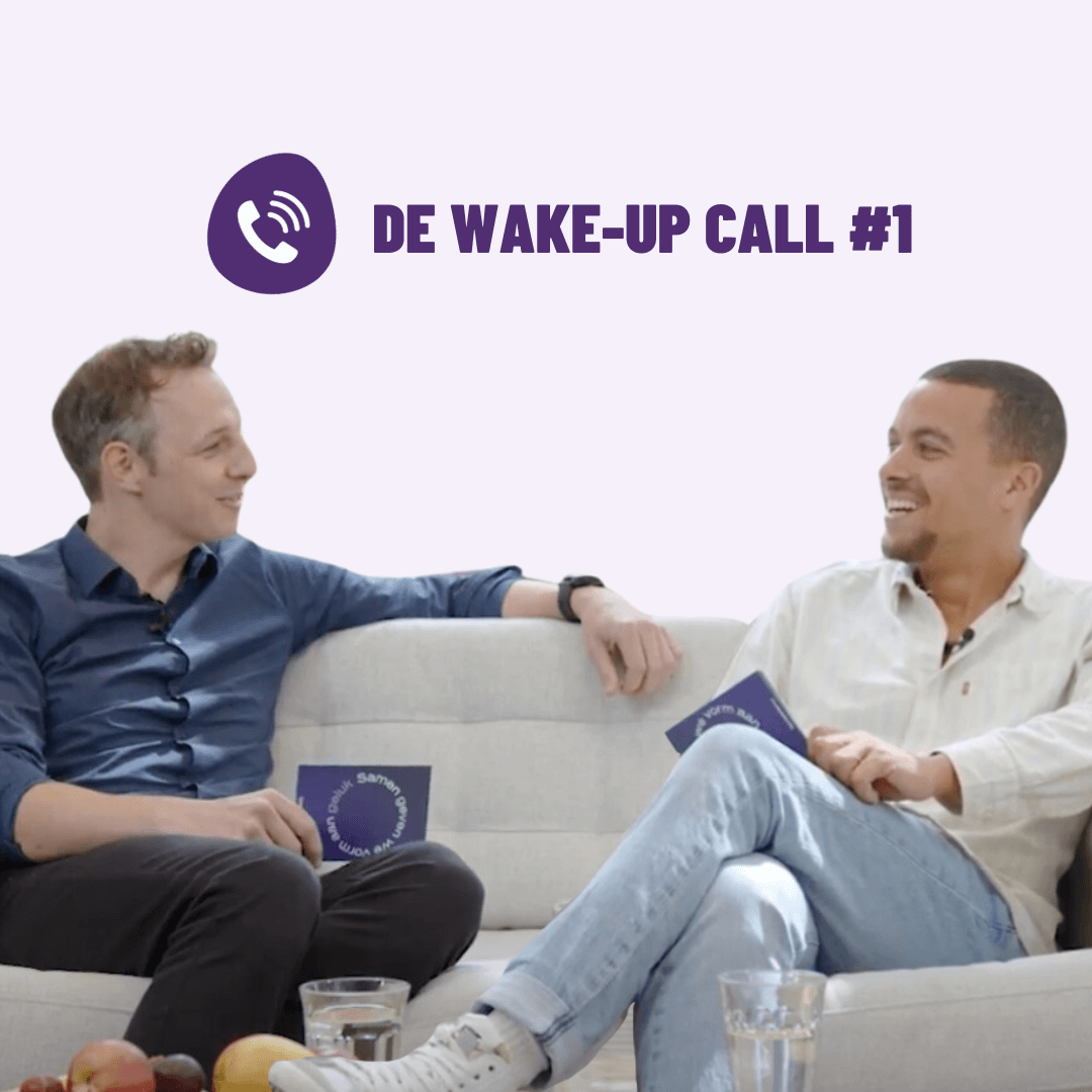 Twee mannen in gesprek tijdens interview over mentale gezondheid op de werkvloer