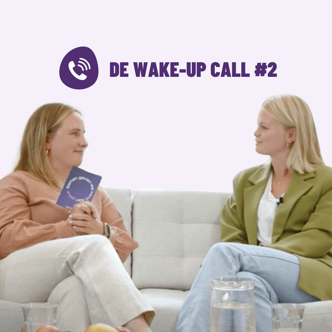 Twee vrouwen in gesprek tijdens interview over mentale gezondheid op de werkvloer