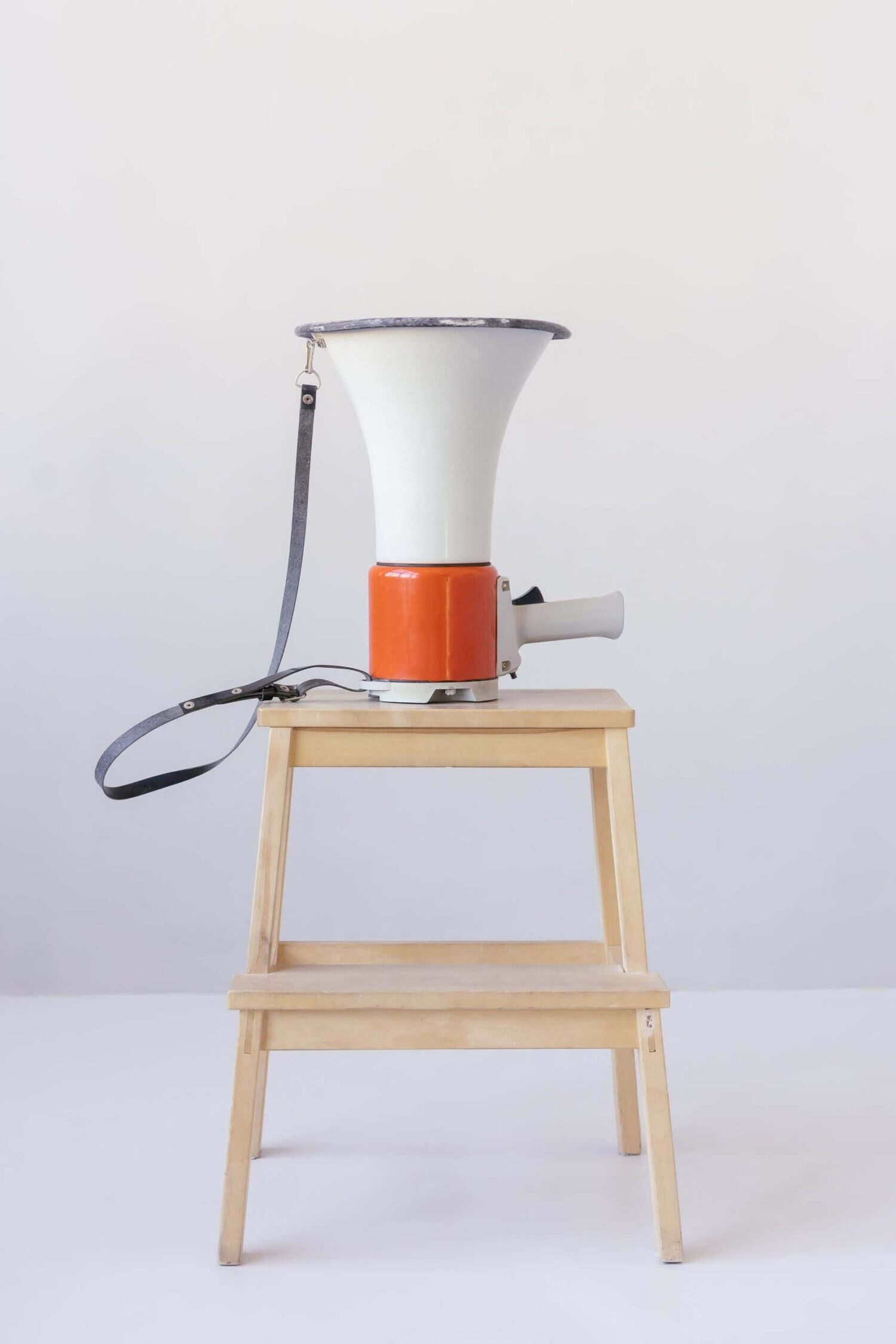 Megafoon op kruk als symbool voor communicatie en aandacht vragen binnen organisatie