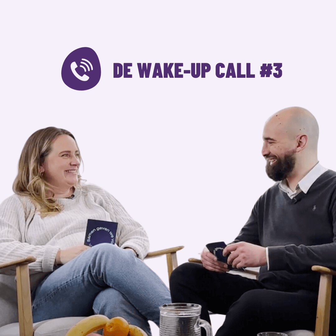 Twee personen in gesprek tijdens De Wake-Up Call #3 over mentale gezondheid op de werkvloer