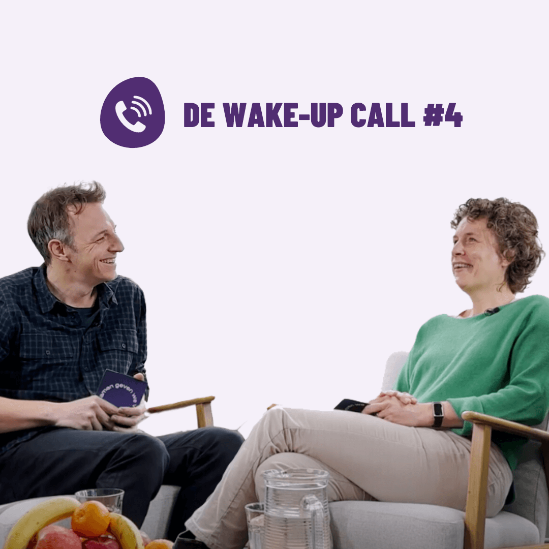 Twee personen in gesprek tijdens De Wake-Up Call, over mentale gezondheid en werk