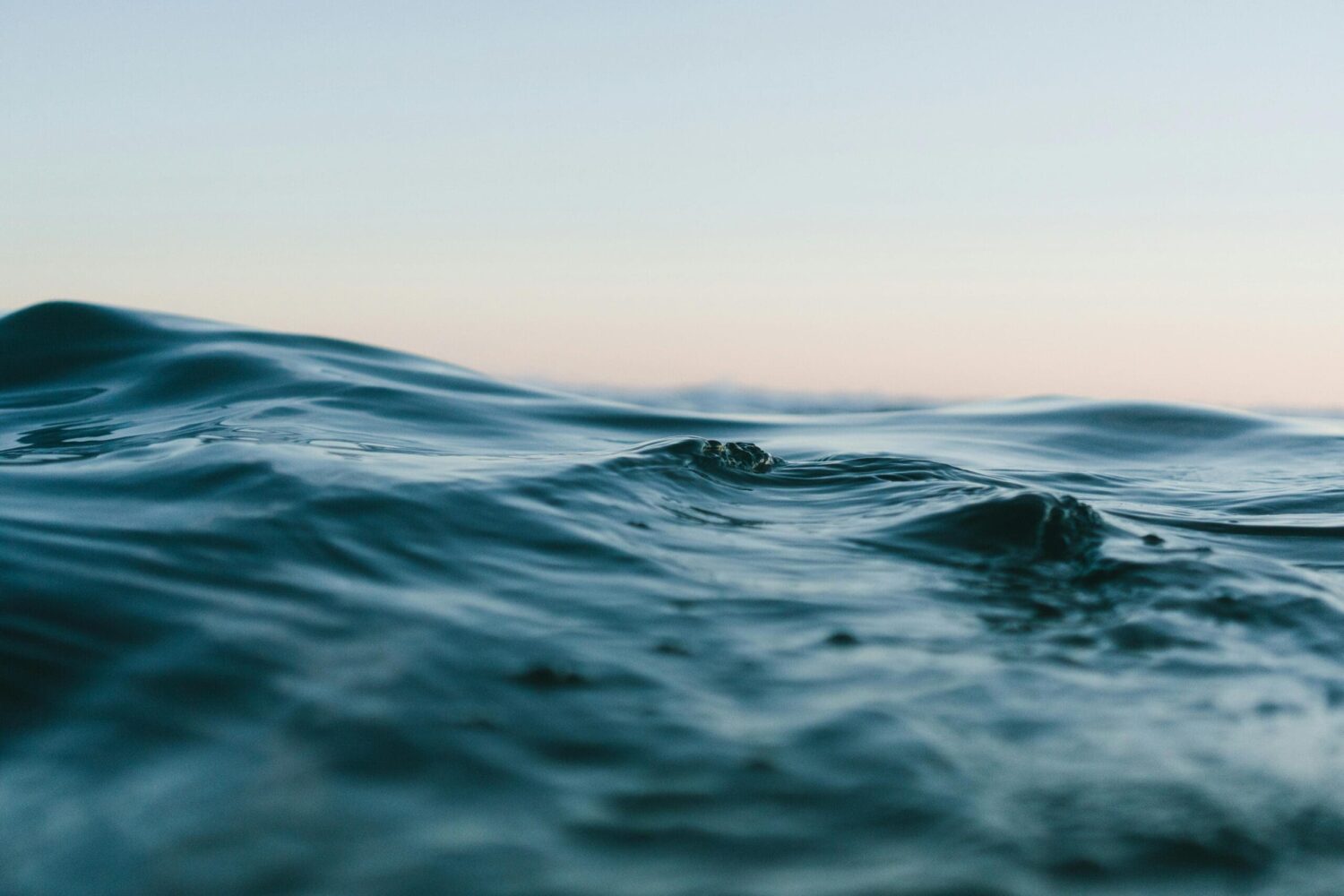Rustig wateroppervlak als symbool voor mentale rust en balans