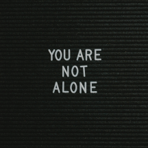 Tekst you are not alone als boodschap voor mentale ondersteuning en verbinding