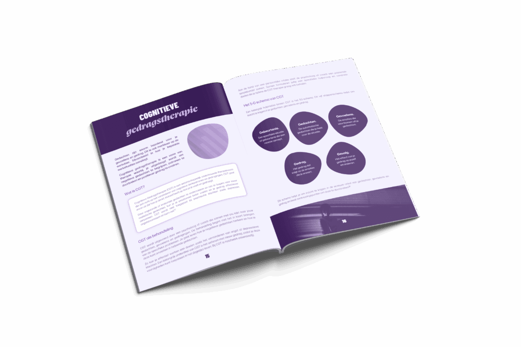 Open brochure over cognitieve gedragstherapie met uitleg en schema’s in paarse huisstijl