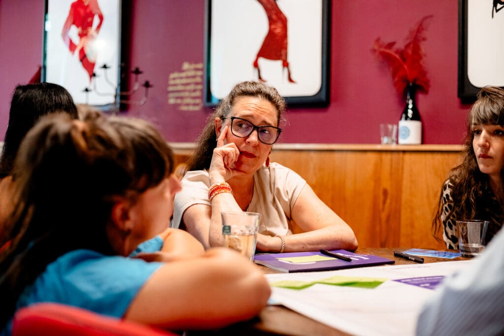 Deelnemers in gesprek tijdens interactieve sessie over mentale gezondheid en samenwerking