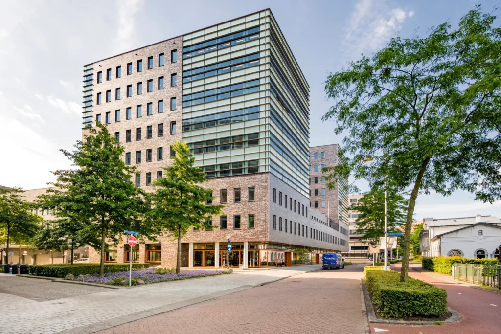 Modern gebouw van praktijk of kantoor in groene stedelijke omgeving