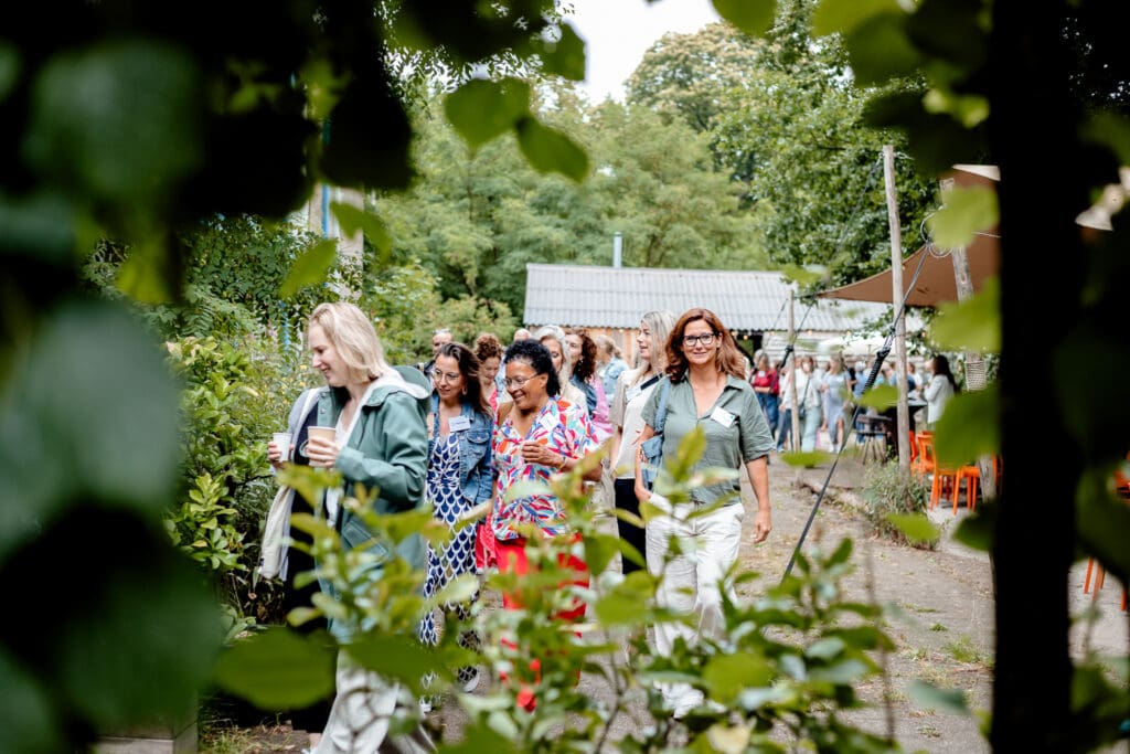 Groep professionals loopt samen tijdens inspirerend event over werkgeluk en mentale gezondheid