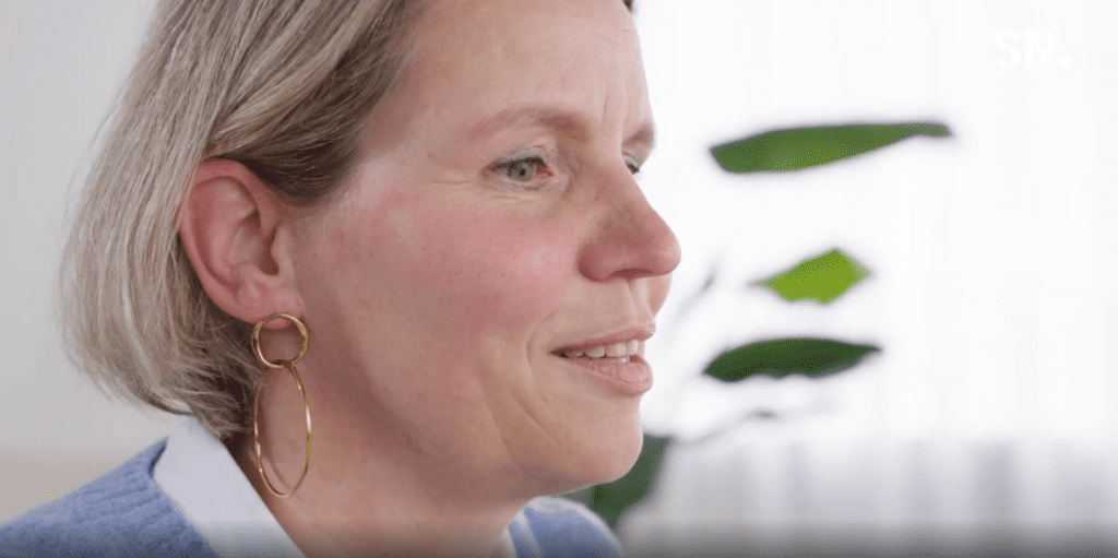 Close-up van vrouw met zachte en rustige uitstraling