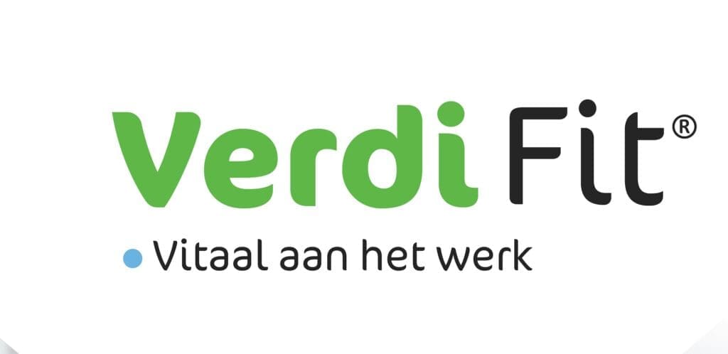 Roll-upbanner van VerdiFit in een moderne kantooromgeving met de slogan 'Vitaal aan het werk'. Op de banner staat informatie over verzuimbegeleiding, duurzame inzetbaarheid en arbodienstverlening.