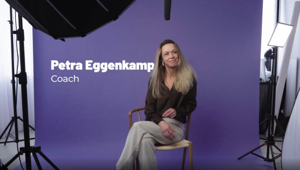Petra Eggenkamp zit op stoel in studio tijdens interview