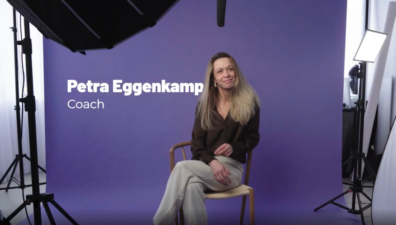 Petra Eggenkamp zit op stoel in studio tijdens interview