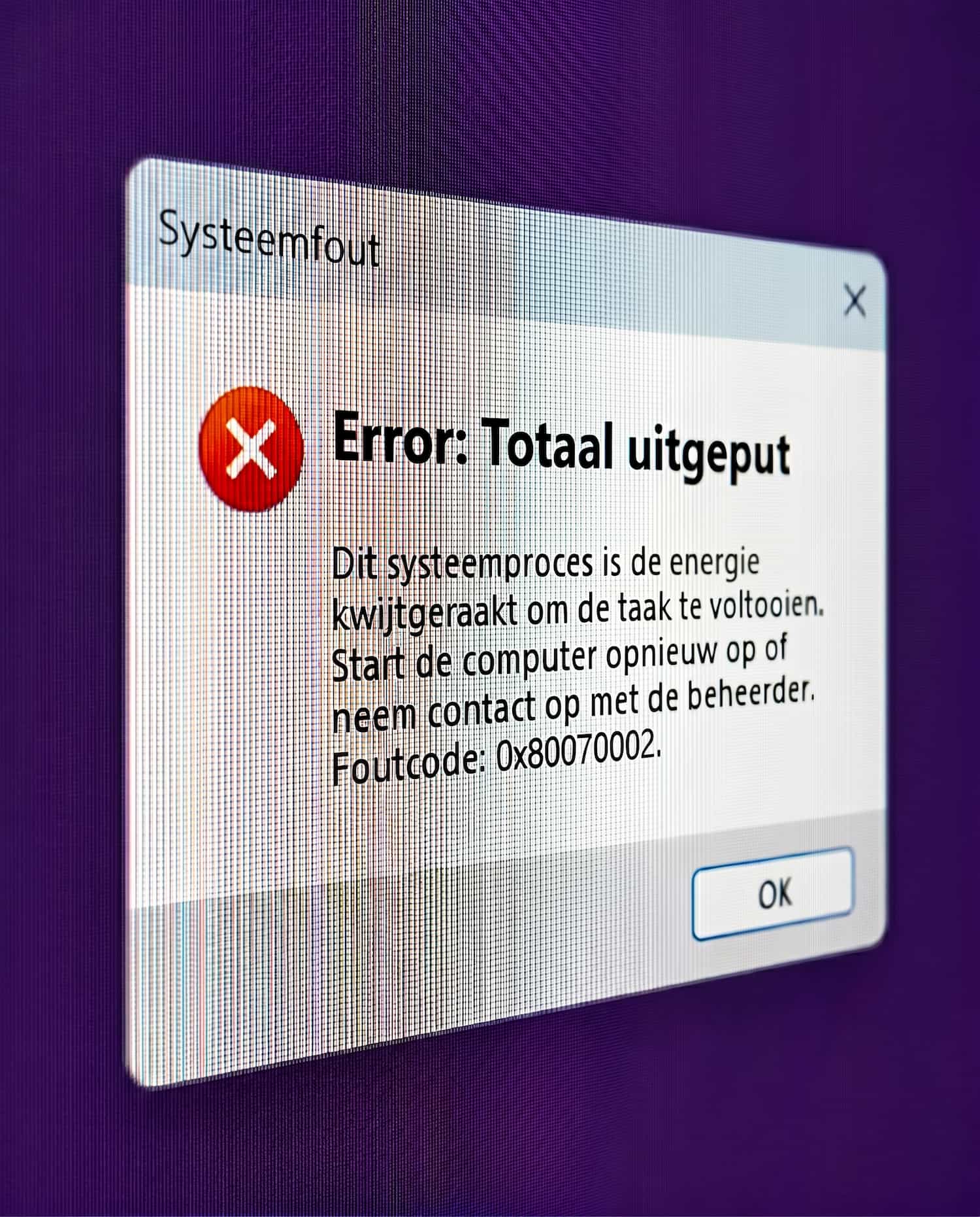 Computerscherm met foutmelding 'Error: Totaal uitgeput' als metafoor voor mentale uitputting en burn-out
