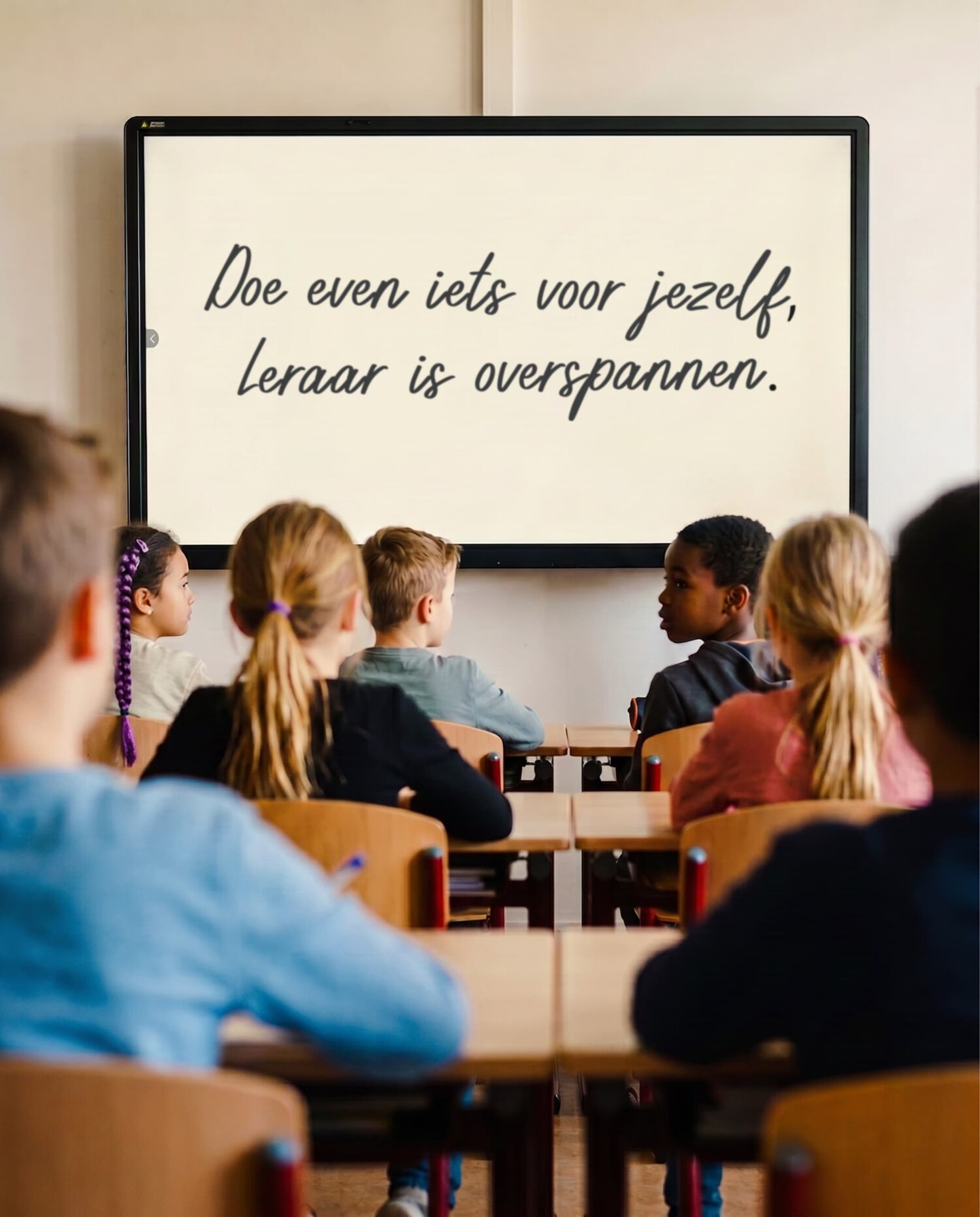Leerlingen kijken naar een digitaal schoolbord met de tekst 'Doe even iets voor jezelf, leraar is overspannen' in een klaslokaal