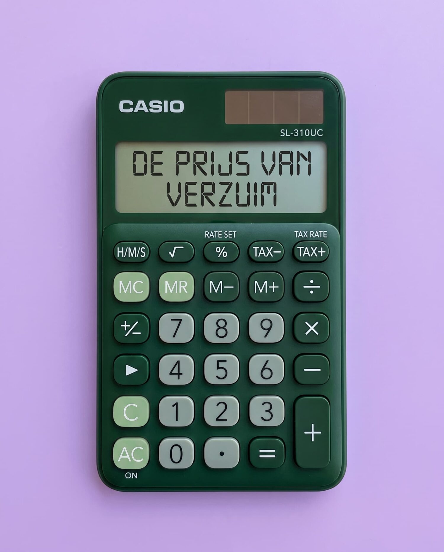 Rekenmachine met op het display de tekst 'DE PRIJS VAN VERZUIM' op een paarse achtergrond